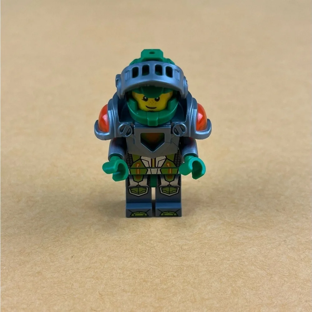 LEGO Aaron Silver Visor Minifigure 70325 Nexo Knights Castle 2